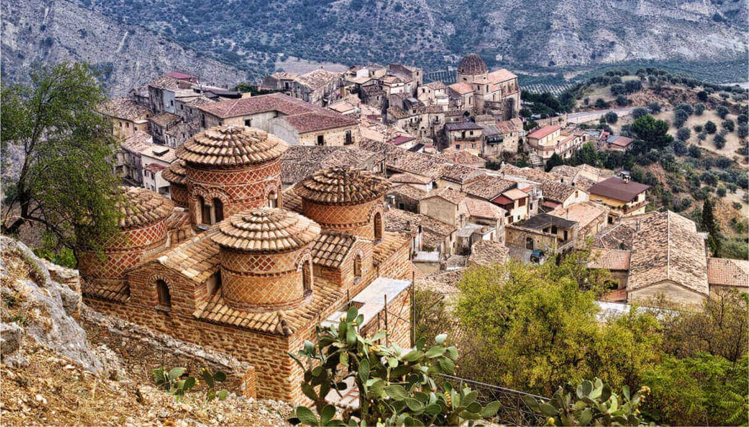Calabria is a beautiful region in southern Italy that is often overlooked by tourists. It is home to stunning beaches, delicious food, and friendly people. However, there are a few things that you should know before visiting Calabria. Keywords: Calabria, Italy, travel, tourism, beaches, food, people, culture 1. The beaches are beautiful, but they can be crowded in the summer....

https://www.visitreggiocalabria.com/blog-post/things-to-know-before-visiting-calabria/